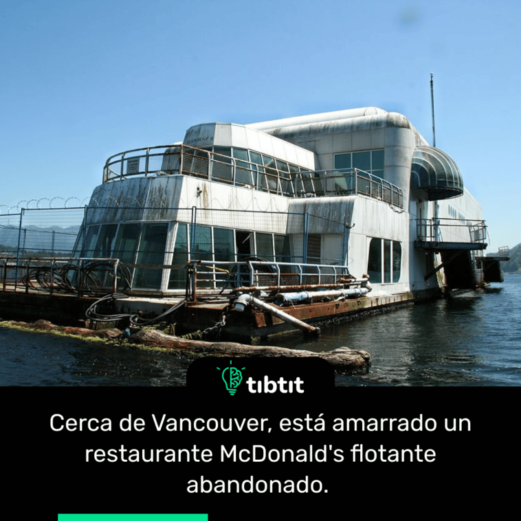 Cerca de Vancouver, está amarrado un restaurante McDonald's flotante abandonado.