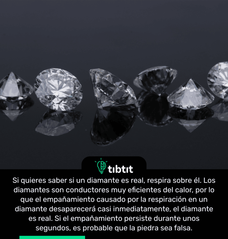 Si quieres saber si un diamante es real, respira sobre él. Los diamantes son conductores muy eficientes del calor, por lo que el empañamiento causado por la respiración en un diamante desaparecerá casi inmediatamente, el diamante es real. Si el empañamiento persiste durante unos segundos, es probable que la piedra sea falsa.