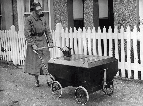 Mujer con carro de gas, Inglaterra. (1938)