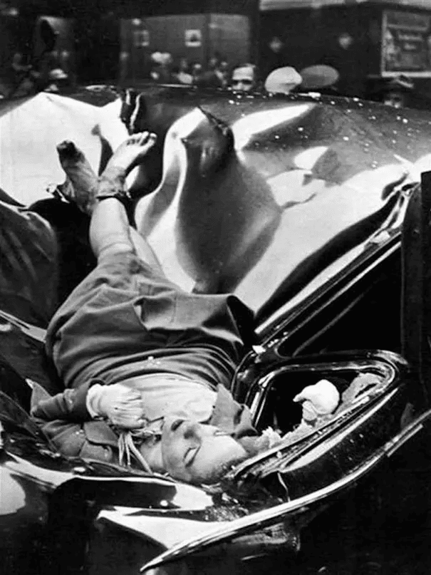 Hermoso suicidio: Evelyn McHale, de 23 años, saltó desde el piso 83 del Empire State Building y aterrizó sobre una limusina aparcada en la acera. (1946)