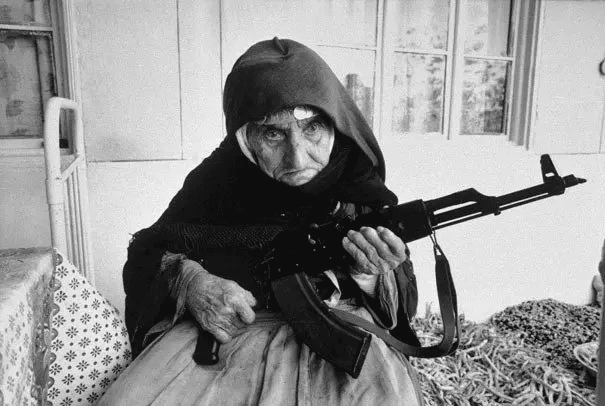 Una mujer armenia de 106 años vigila su casa. (1990)