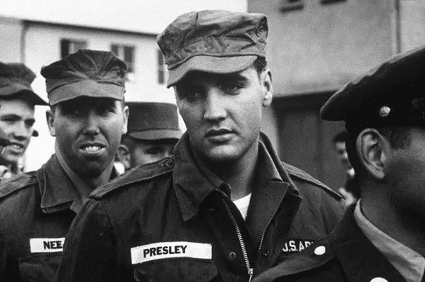 Elvis Presley en el ejército. (1958)