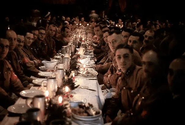 Los oficiales y cadetes de Hitler celebran la Navidad. (1941)
