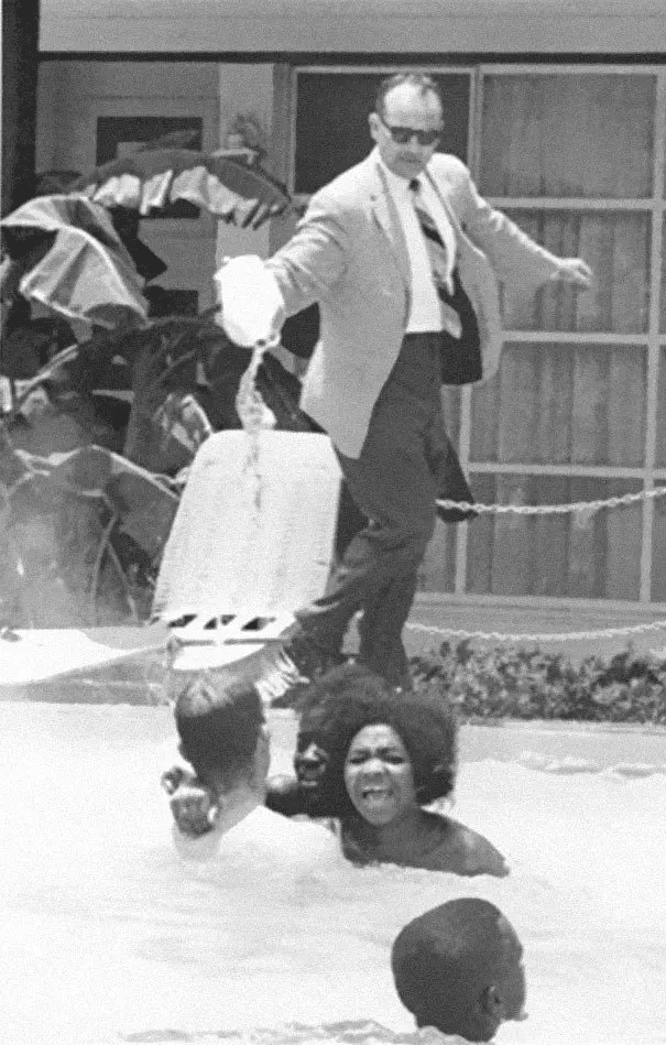 El dueño de un hotel vierte ácido en una piscina mientras los negros nadan en ella. (1964)