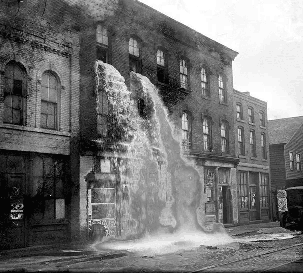 Vertiendo alcohol ilegal durante la Prohibición en Detroit. (1929)