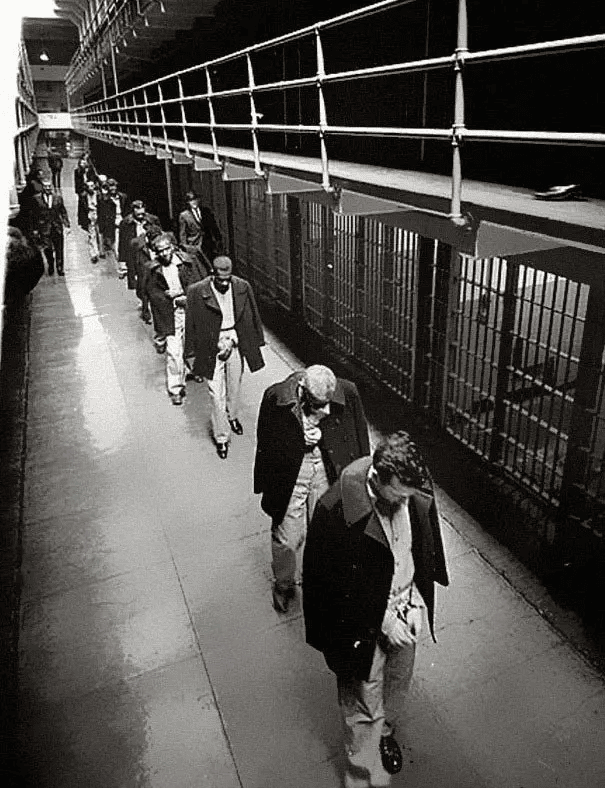 Los últimos prisioneros abandonan Alcatraz. (1963)