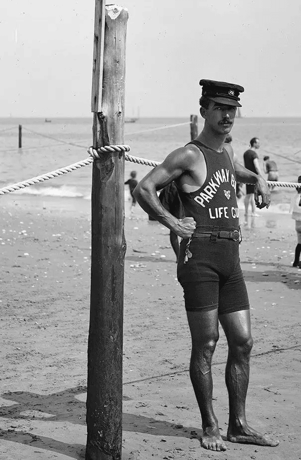 Un socorrista en la costa. (1920s)