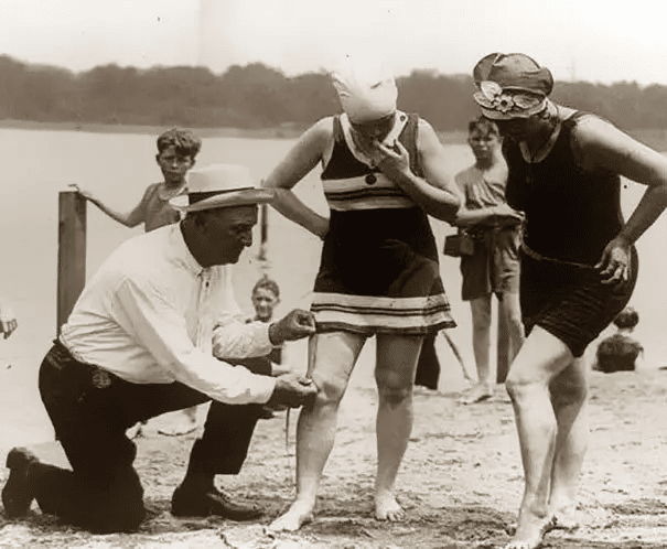 Medir la longitud de los trajes de baño. Si eran demasiado cortos, las mujeres eran multadas. (1920s)