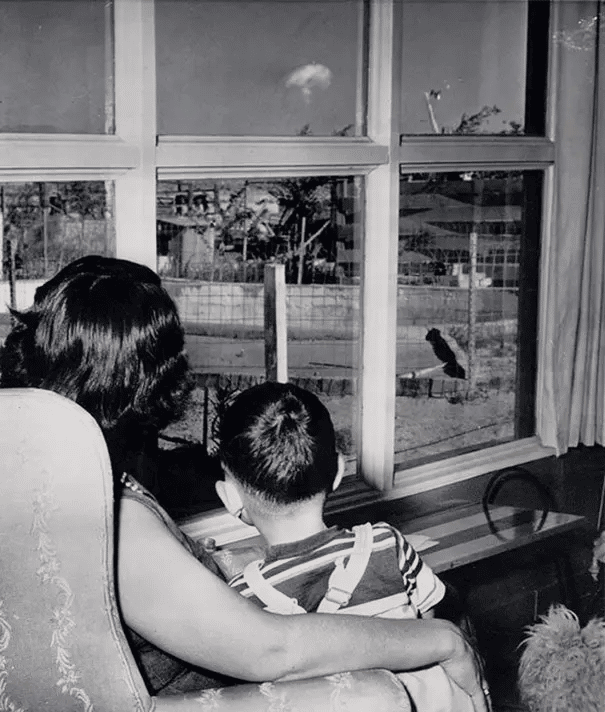 Mamá e hijo observan un hongo atómico tras una prueba atómica en Las Vegas. (1953)