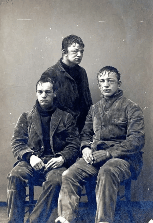 Alumnos de Princeton tras una pelea de bolas de nieve entre alumnos de primer año y de segundo. (1893)
