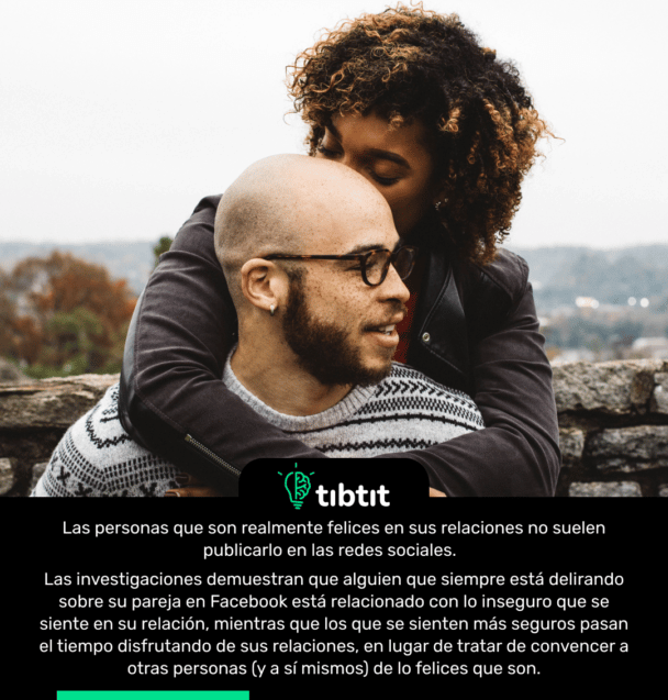 Las personas que son realmente felices en sus relaciones no suelen publicarlo en las redes sociales. Las investigaciones demuestran que alguien que siempre está delirando sobre su pareja en Facebook está relacionado con lo inseguro que se siente en su relación, mientras que los que se sienten más seguros pasan el tiempo disfrutando de sus relaciones, en lugar de tratar de convencer a otras personas (y a sí mismos) de lo felices que son.