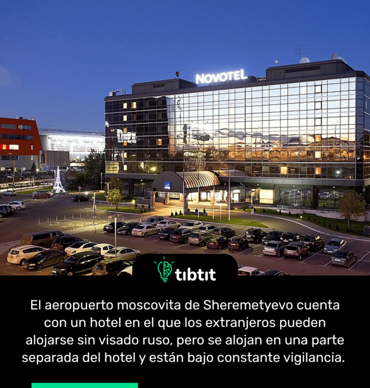 El aeropuerto moscovita de Sheremetyevo cuenta con un hotel en el que los extranjeros pueden alojarse sin visado ruso, pero se alojan en una parte separada del hotel y están bajo constante vigilancia.