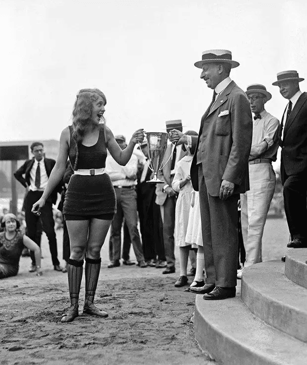 Eva Fridell, de 17 años, recibe el trofeo por el primer puesto en el Concurso de Belleza de la Cuenca de las Mareas de Washington. (5 de agosto de 1922).