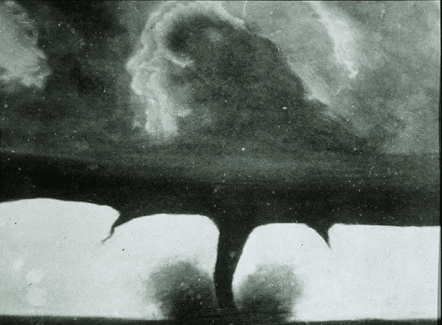 La primera fotografía conocida de un tornado, tomada a unas 20 millas al suroeste de Howard, Dakota del Sur. (28 de agosto de 1884).