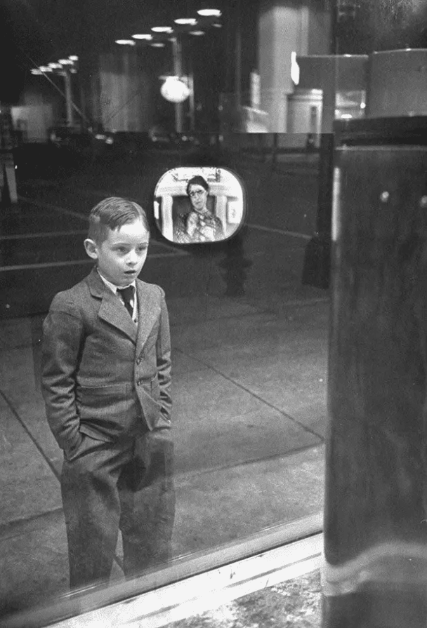 Un niño ve la televisión por primera vez en el escaparate de una tienda de electrodomésticos. (1948).