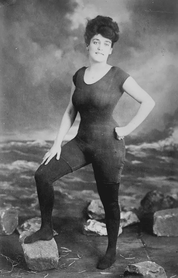 Annette Kellerman promueve el derecho de las mujeres a llevar un traje de baño ajustado de una sola pieza. Fue arrestada por indecencia. (1907)