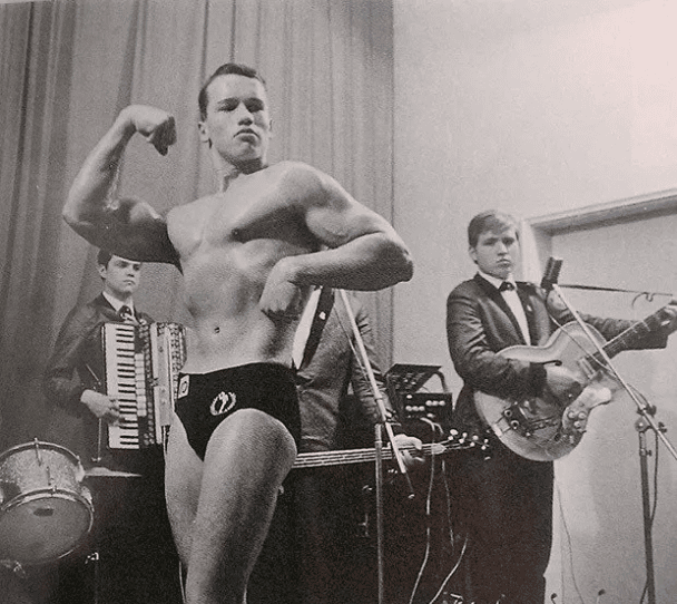 Primera competición de culturismo de Arnold Schwarzenegger a los 16 años (1963).