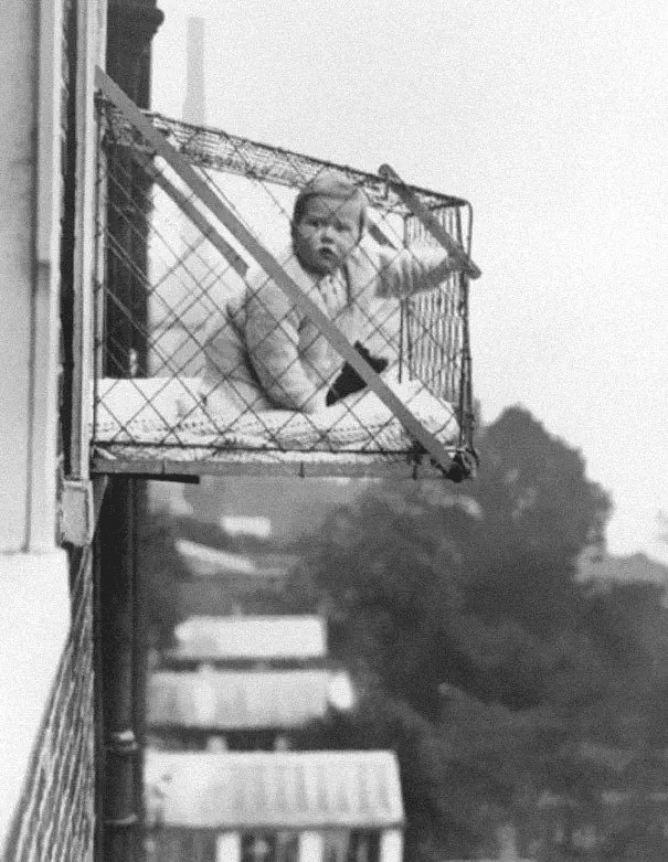 Jaulas para bebés utilizadas para proporcionar a los niños suficiente luz solar y aire fresco (1937)
