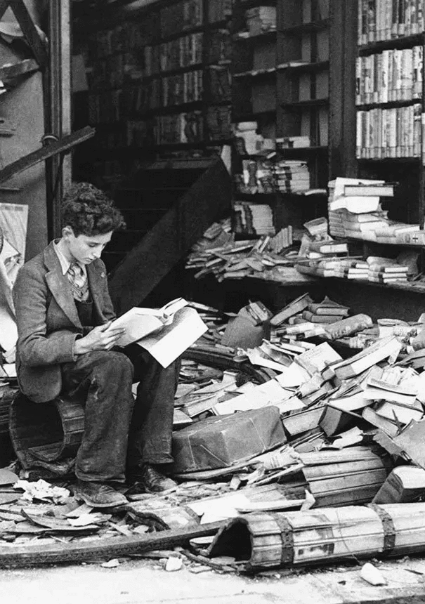 Librería londinense arruinada por un ataque aéreo. (1940)