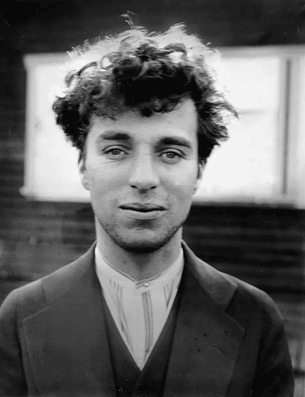 Charlie Chaplin a los 27 años (1916)