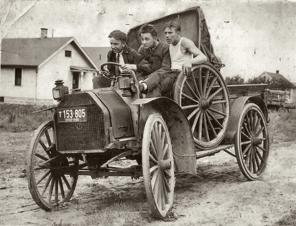 Tres amigos dan un paseo en su "nuevo" vehículo, el Ohio. (1924).