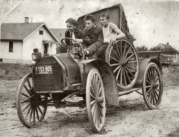 Tres amigos dan un paseo en su "nuevo" vehículo, el Ohio. (1924).