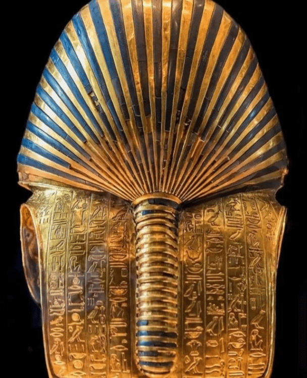La parte posterior de la famosa máscara dorada de Tutankamón