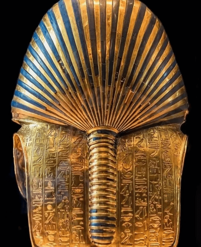 La parte posterior de la famosa máscara dorada de Tutankamón