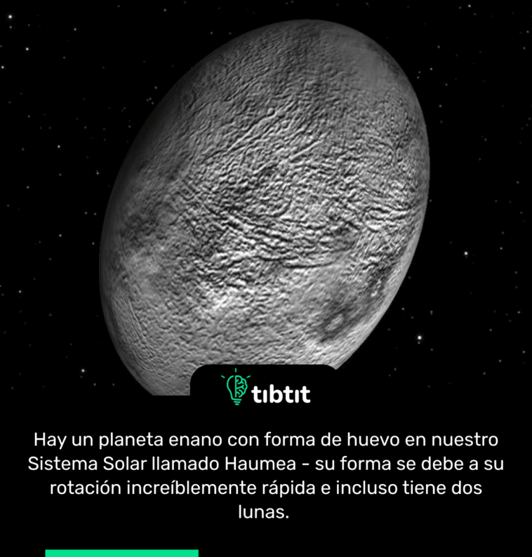 Hay un planeta enano con forma de huevo en nuestro Sistema Solar llamado Haumea - su forma se debe a su rotación increíblemente rápida e incluso tiene dos lunas.
