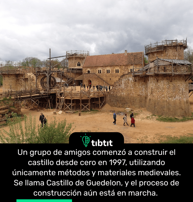 Un grupo de amigos comenzó a construir el castillo desde cero en 1997, utilizando únicamente métodos y materiales medievales. Se llama Castillo de Guedelon, y el proceso de construcción aún está en marcha.