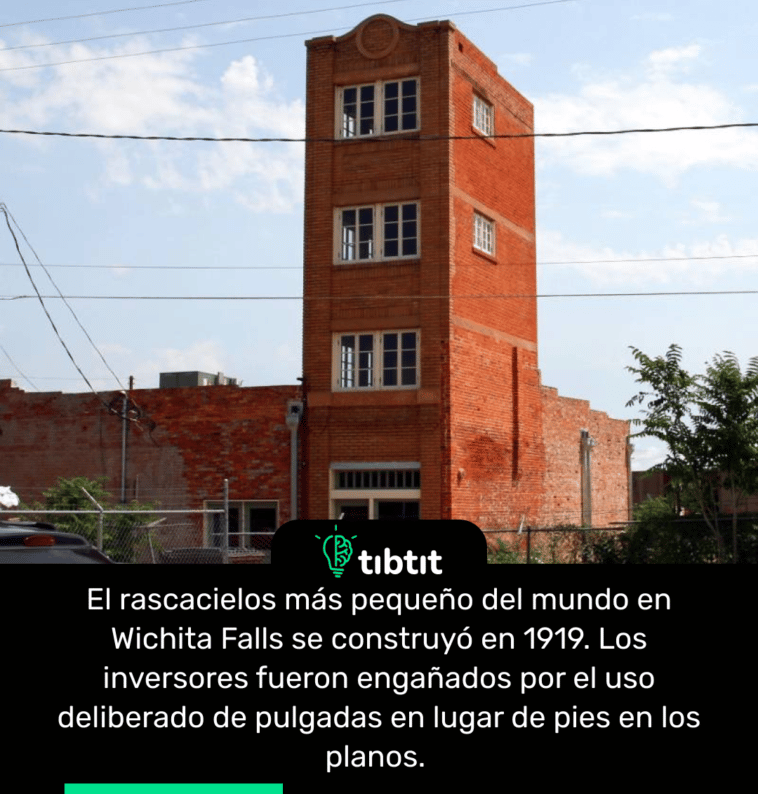 El rascacielos más pequeño del mundo en Wichita Falls se construyó en 1919. Los inversores fueron engañados por el uso deliberado de pulgadas en lugar de pies en los planos.