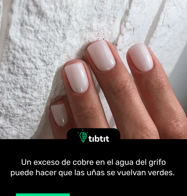 Un exceso de cobre en el agua del grifo puede hacer que las uñas se vuelvan verdes.