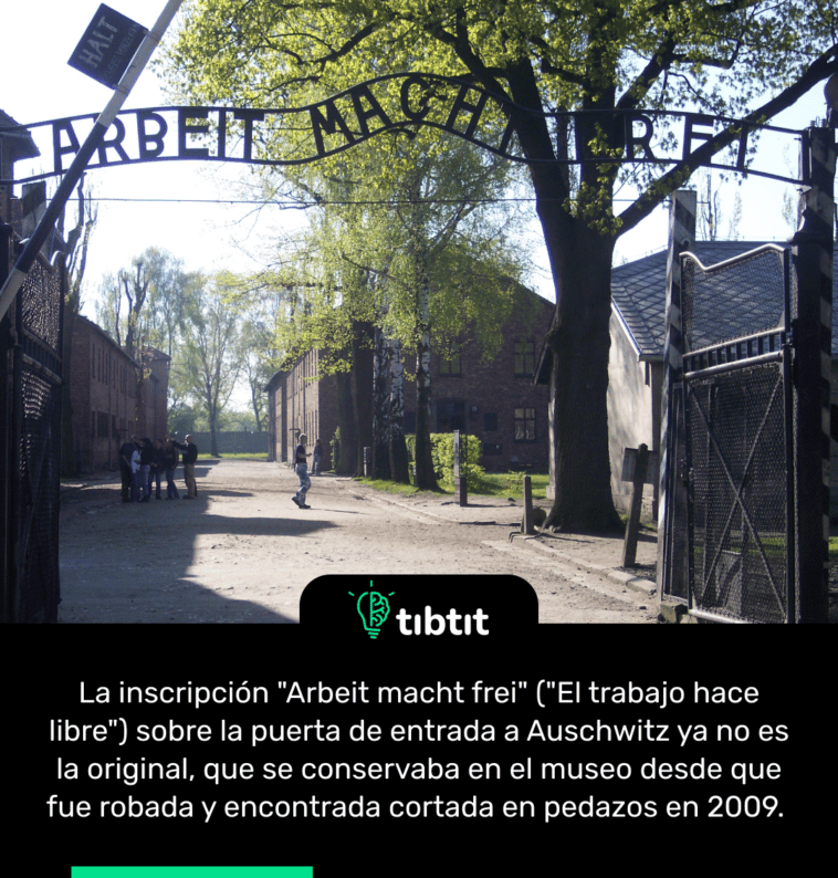 La inscripción "Arbeit macht frei" ("El trabajo hace libre") sobre la puerta de entrada a Auschwitz ya no es la original, que se conservaba en el museo desde que fue robada y encontrada cortada en pedazos en 2009.
