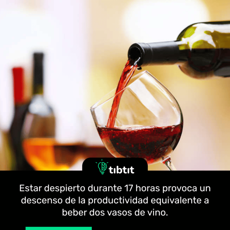 Estar despierto durante 17 horas provoca un descenso de la productividad equivalente a beber dos vasos de vino.