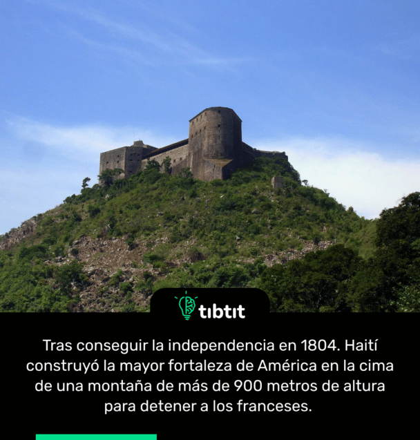 Tras conseguir la independencia en 1804. Haití construyó la mayor fortaleza de América en la cima de una montaña de más de 900 metros de altura para detener a los franceses.