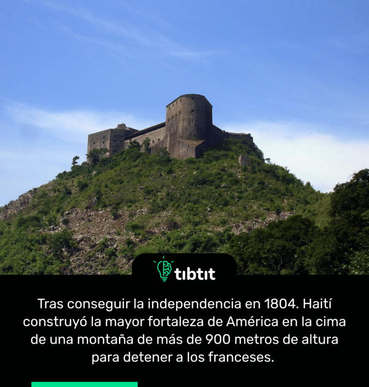 Tras conseguir la independencia en 1804. Haití construyó la mayor fortaleza de América en la cima de una montaña de más de 900 metros de altura para detener a los franceses.