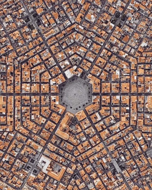 La ciudad hexagonal en la provincia de Catania en Italia fue fundada en 1693.