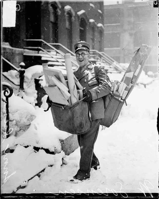 El cartero N. Sorenson posa con regalos de Navidad en Chicago. (1929)