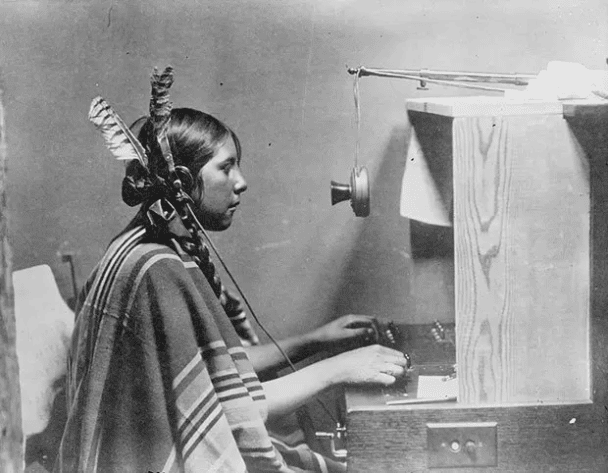 Helen , operadora de telefonía y centralita india, que trabaja en Many Glacier Hotel, Babb, Montana (1925)