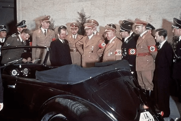 Hitler recibe VW por su 50 cumpleaños (1939).