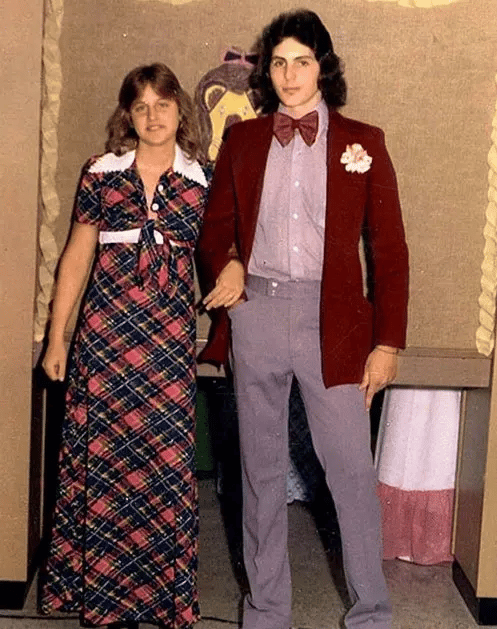 Foto del baile de graduación de Ellen DeGeneres en Atlanta High School en Atlanta, Texas. (1976).