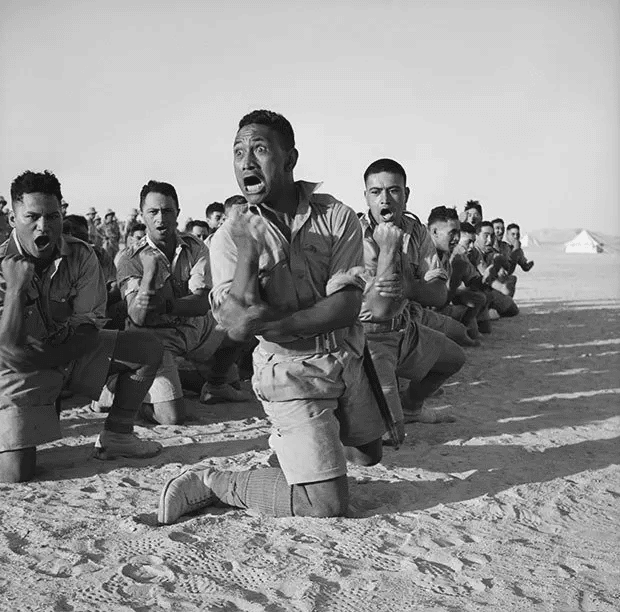 Batallón maorí haciendo haka en Egyptto, 1941