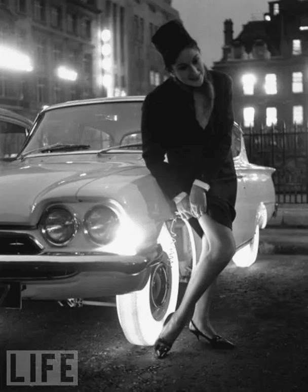 Estos neumáticos iluminados fueron desarrollados por Goodyear en 1961. Foto de Douglas Miller.