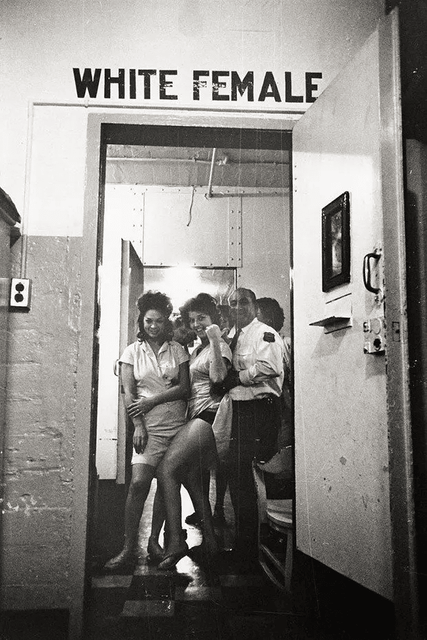 Sala de mujeres en una prisión municipal en Nueva Orleans, Luisiana. Foto de Leonard Freed. (1963).