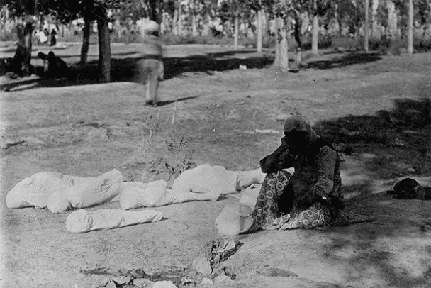 Una madre llora los restos de sus cinco hijos durante el Genocidio Armenio. (1915).