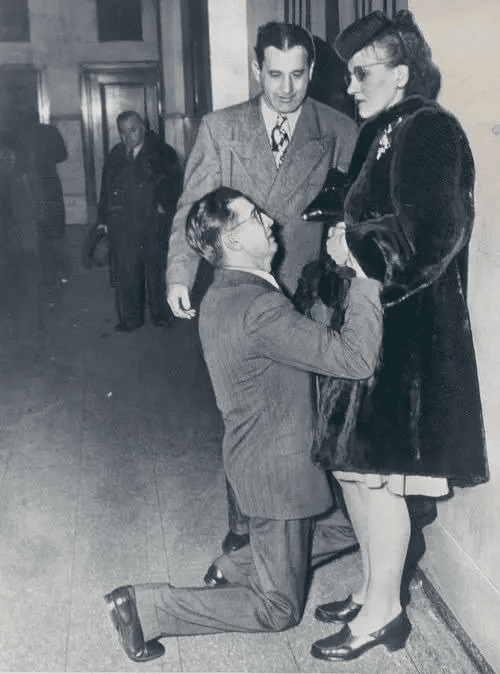 Un hombre pidiendo perdón a su esposa en un tribunal de divorcio de Chicago. (1948).