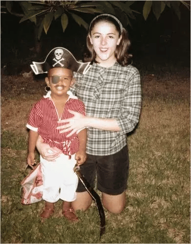 Foto de la infancia de Barack Obama con su difunta madre Ann Dunham en Hawái. (1963). El primer presidente en tomar fotografías en color cuando era niño.