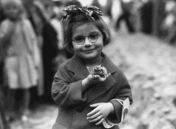 Una niña y su rana cornuda en una exposición de mascotas en Venice Beach, California. (1936).