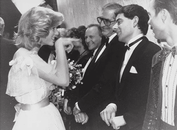 La princesa Diana conoce al cómico Rowan Atkinson mientras saluda al elenco del Royal Variety Show en 1984.