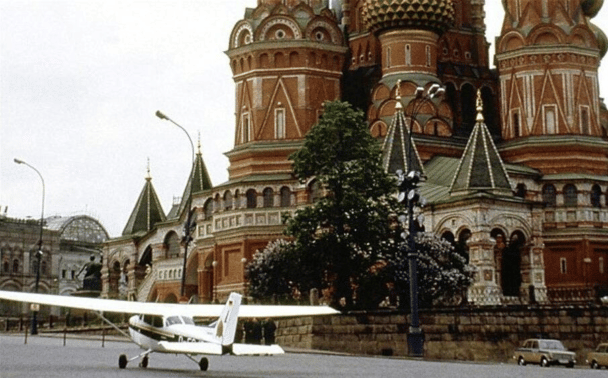 Mathias Rust (un adolescente de Alemania Occidental) aterrizó ilegalmente cerca de la Plaza Roja de Moscú el 28 de mayo de 1987.